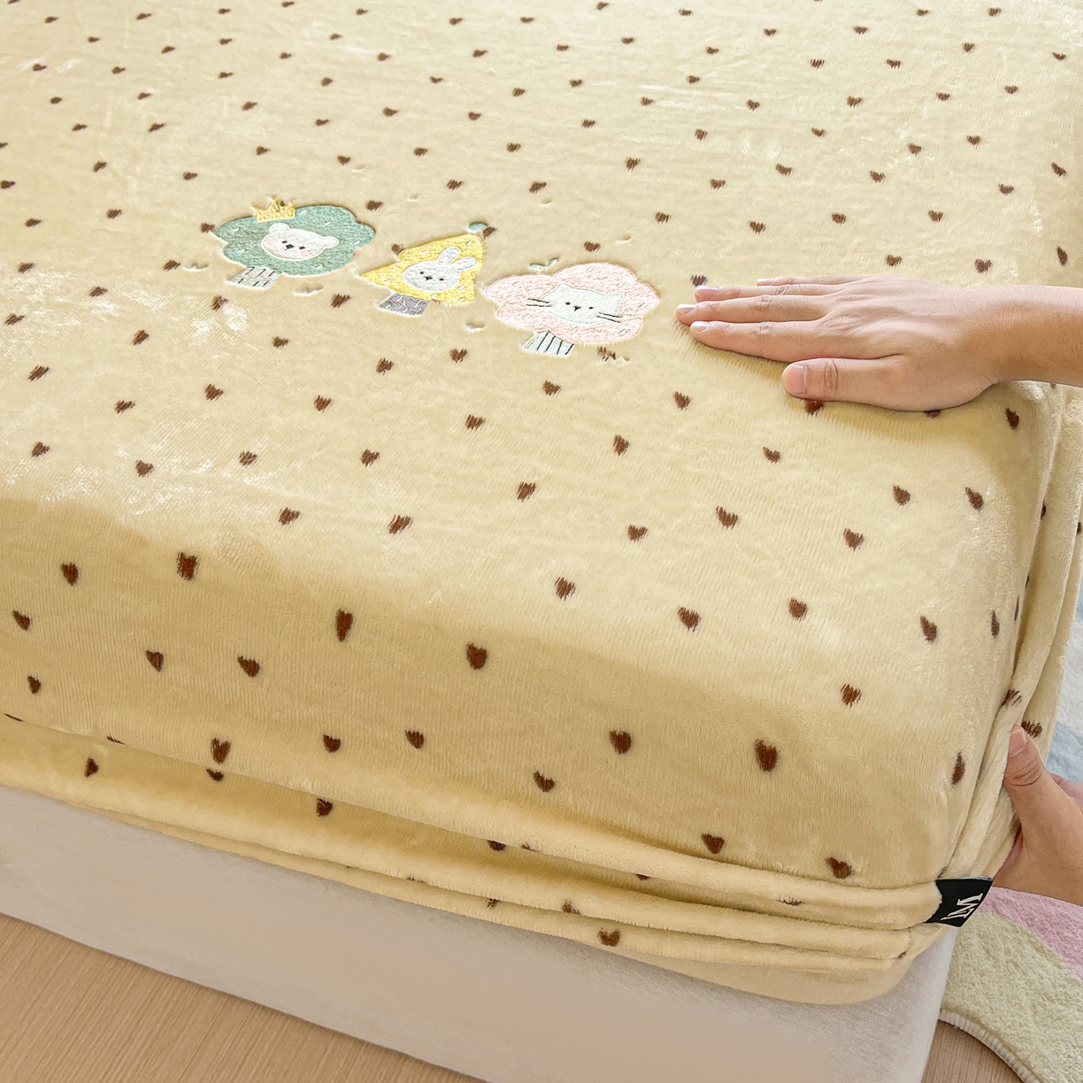 91家纺网 家纺一手货源 找家纺 乐美家纺 2025新款A类高克重刺绣牛奶绒床笠三件套 萌宠派对