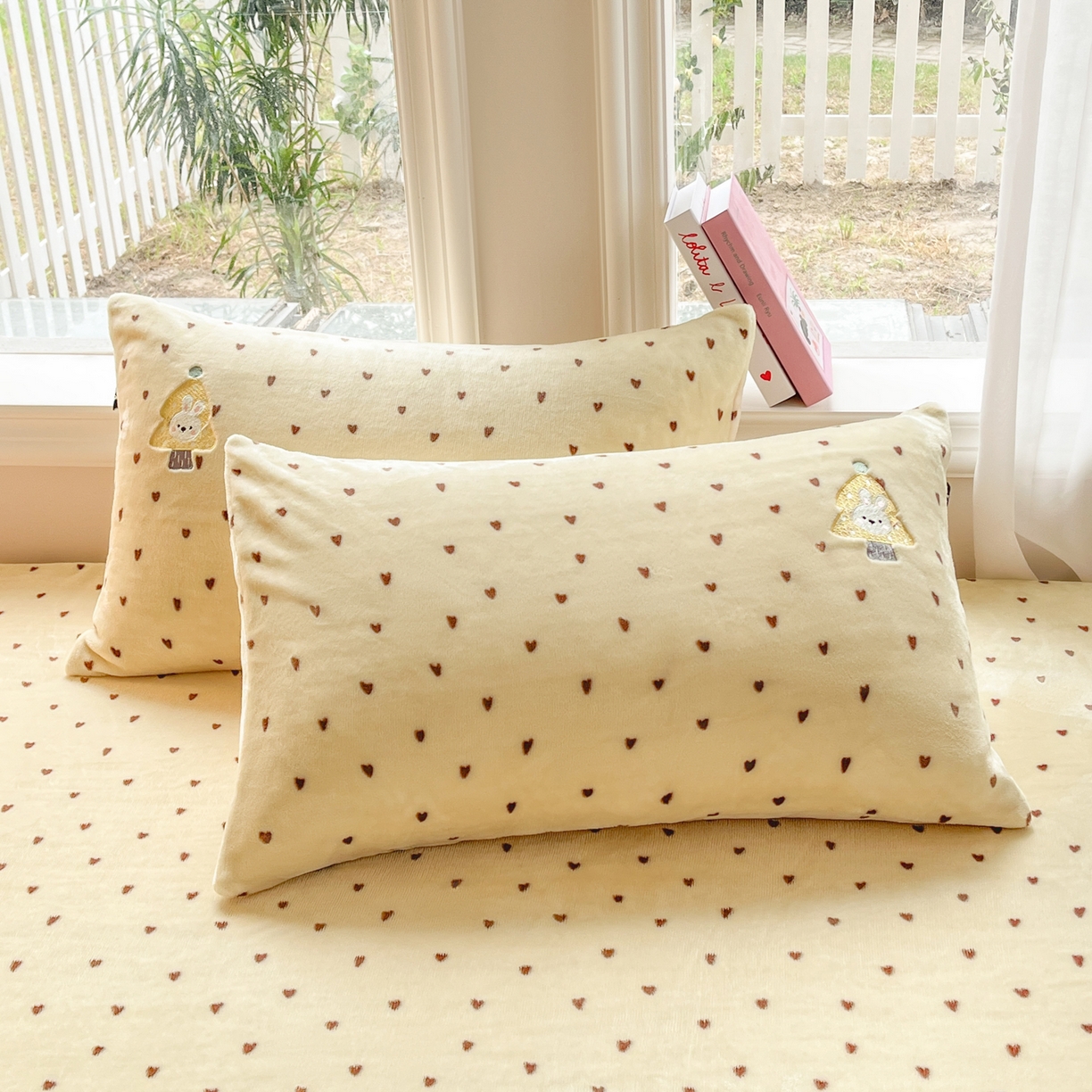 91家纺网 家纺一手货源 找家纺 乐美家纺 2025新款A类高克重刺绣牛奶绒床笠三件套 萌宠派对