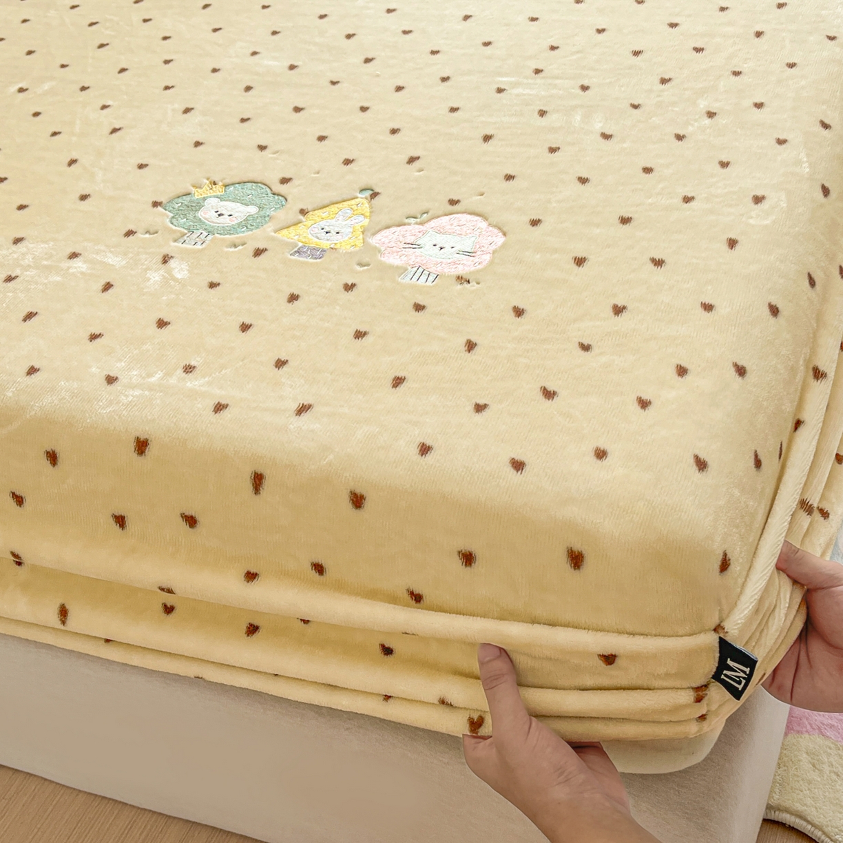 91家纺网 家纺一手货源 找家纺 乐美家纺 2025新款A类高克重刺绣牛奶绒床笠三件套 萌宠派对