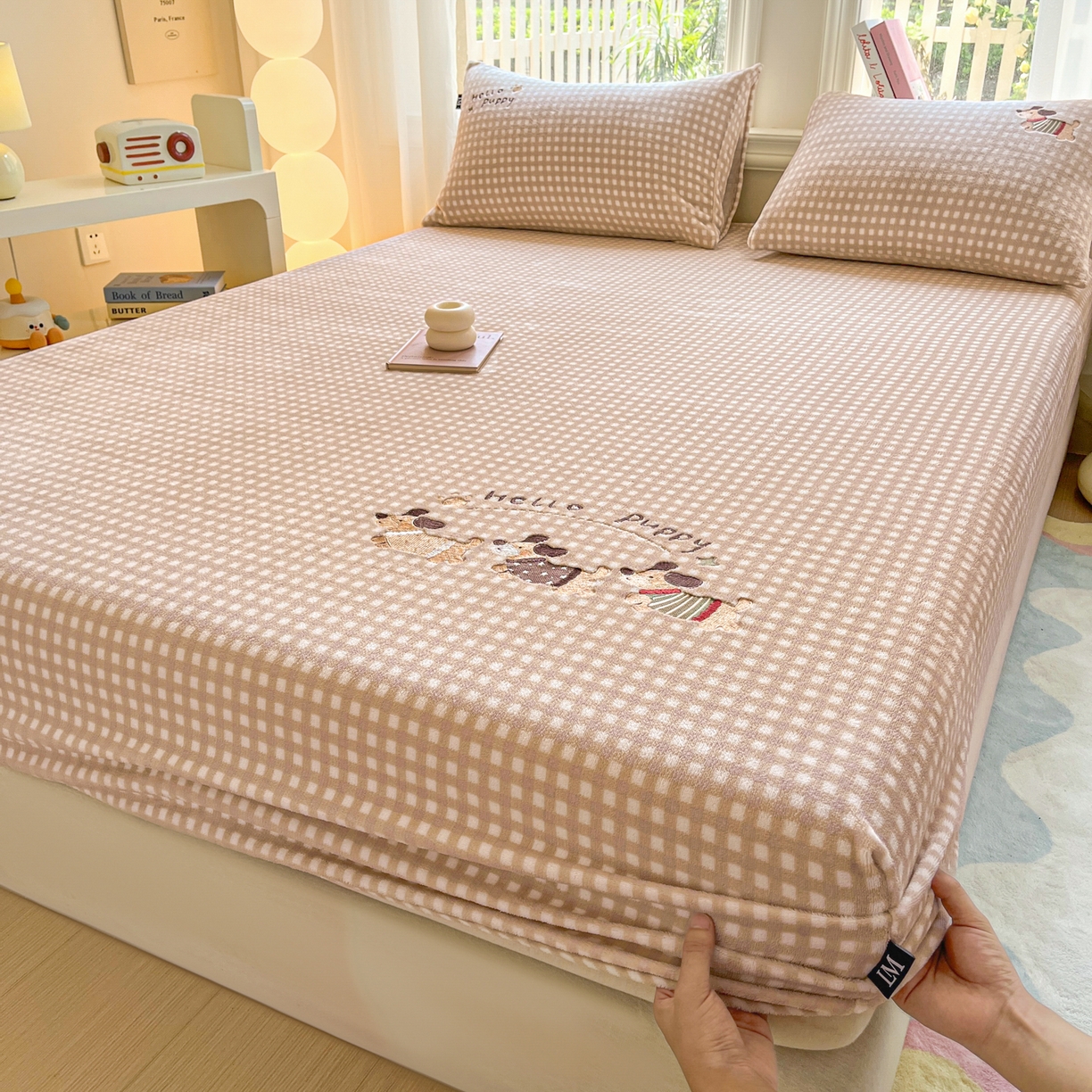 91家纺网 家纺一手货源 找家纺 （总）乐美家纺 2025新款A类高克重刺绣牛奶绒床笠三件套