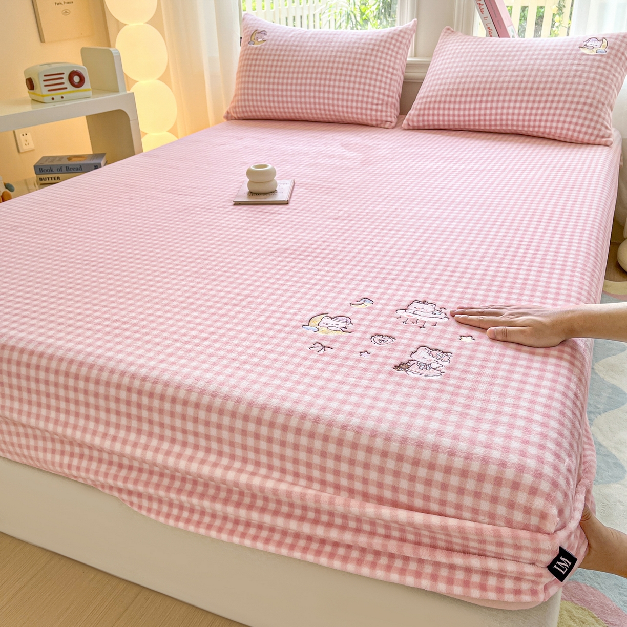 91家纺网 家纺一手货源 找家纺 （总）乐美家纺 2025新款A类高克重刺绣牛奶绒床笠三件套