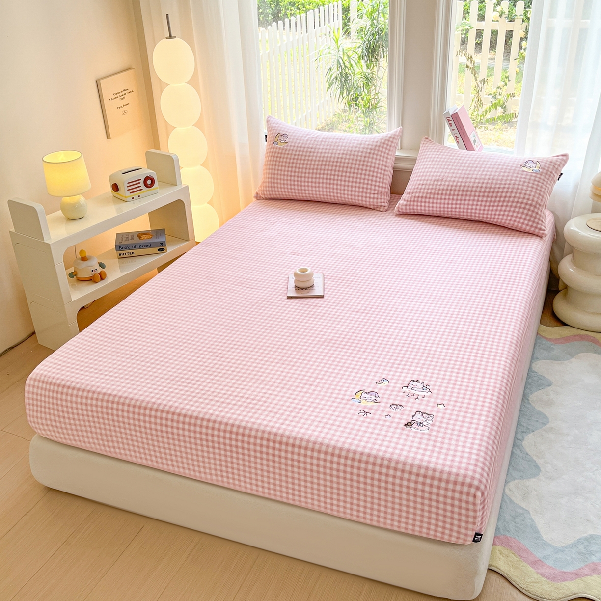 91家纺网 家纺一手货源 找家纺 乐美家纺 2025新款A类高克重刺绣牛奶绒床笠三件套 萝莉猫