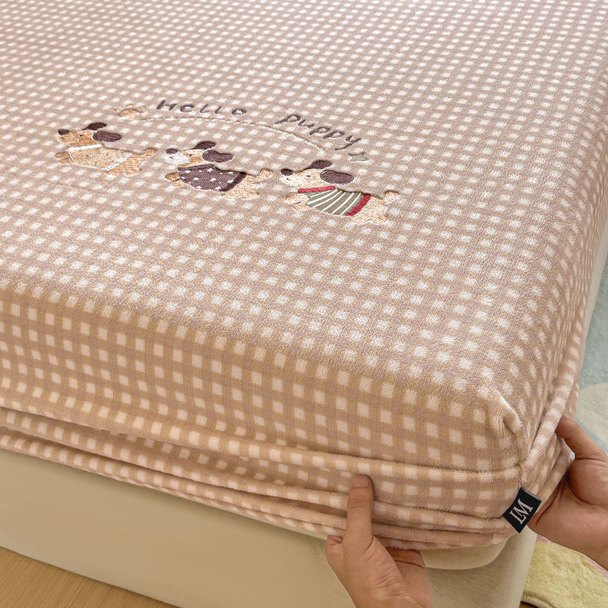 91家纺网 家纺一手货源 找家纺 （总）乐美家纺 2025新款A类高克重刺绣牛奶绒床笠三件套