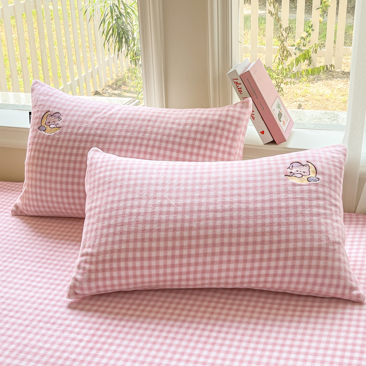 91家纺网 家纺一手货源 找家纺 乐美家纺 2025新款A类高克重刺绣牛奶绒床笠三件套 萝莉猫