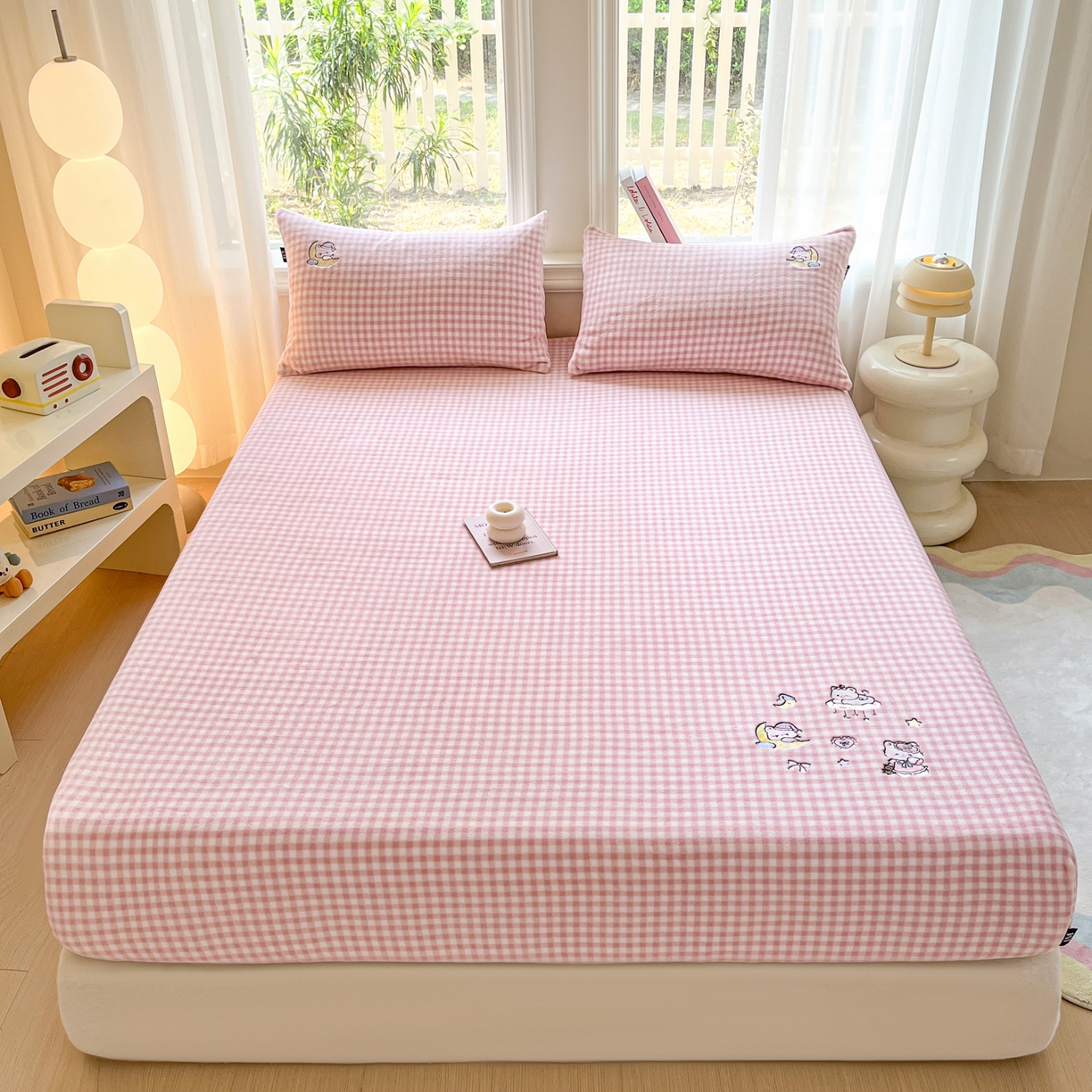 91家纺网 家纺一手货源 找家纺 乐美家纺 2025新款A类高克重刺绣牛奶绒床笠三件套 萝莉猫