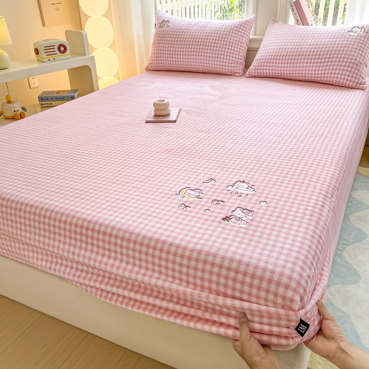 91家纺网 家纺一手货源 找家纺 乐美家纺 2025新款A类高克重刺绣牛奶绒床笠三件套 萝莉猫