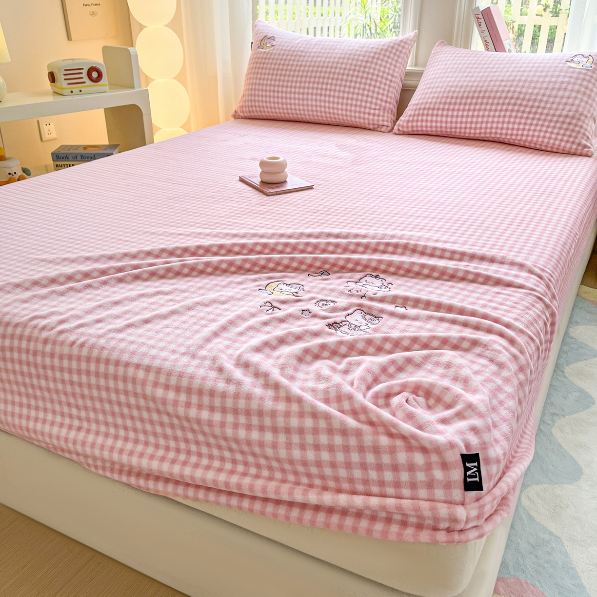 91家纺网 家纺一手货源 找家纺 乐美家纺 2025新款A类高克重刺绣牛奶绒床笠三件套 萝莉猫