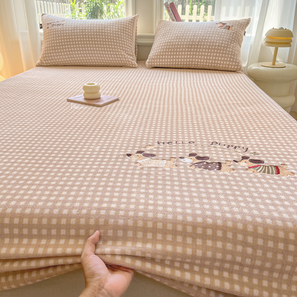 91家纺网 家纺一手货源 找家纺 （总）乐美家纺 2025新款A类高克重刺绣牛奶绒床笠三件套