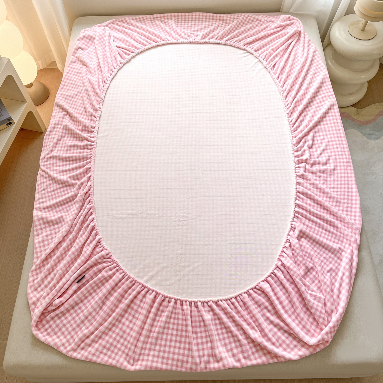 91家纺网 家纺一手货源 找家纺 乐美家纺 2025新款A类高克重刺绣牛奶绒床笠三件套 萝莉猫