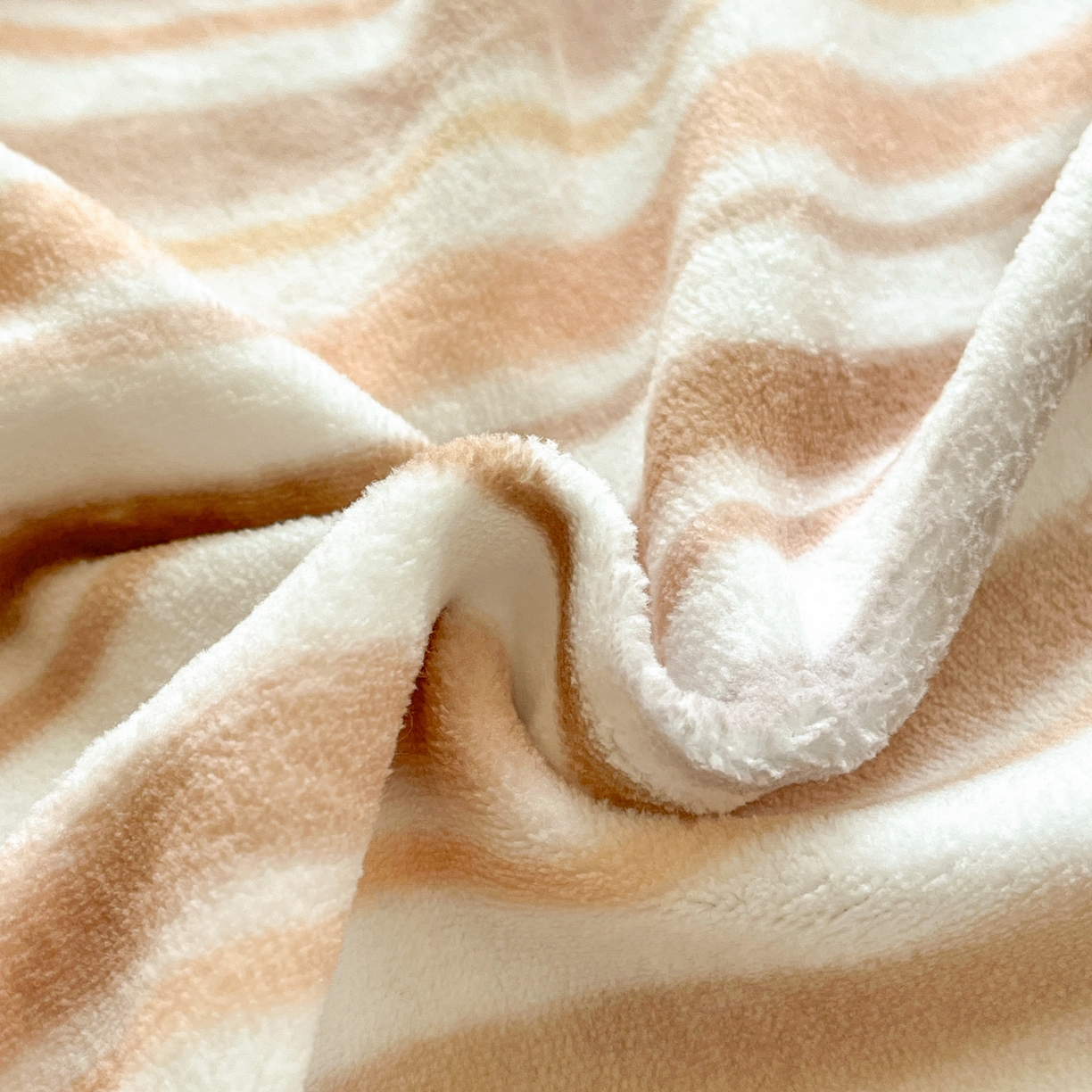 91家纺网 家纺一手货源 找家纺 乐美家纺 2025新款A类高克重刺绣牛奶绒床笠三件套 小熊奶盖