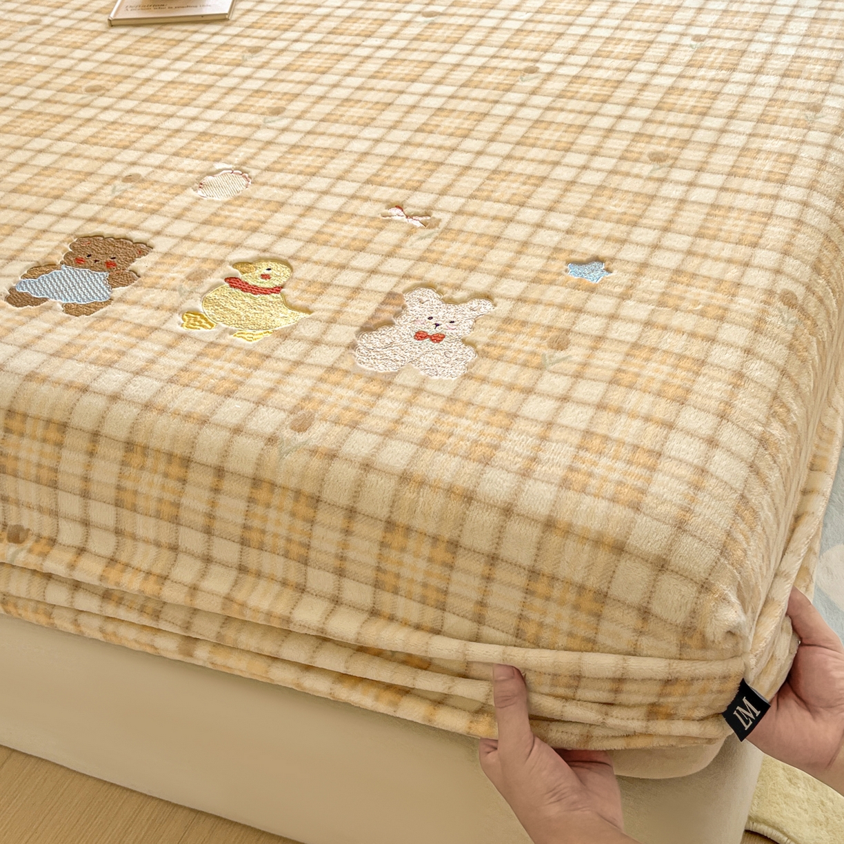 91家纺网 家纺一手货源 找家纺 乐美家纺 2025新款A类高克重刺绣牛奶绒床笠三件套 森林乐队