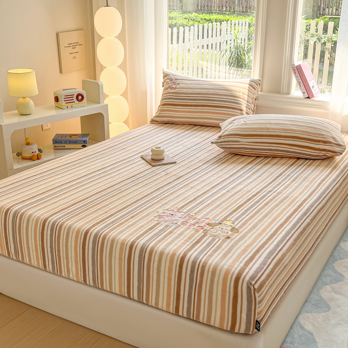 91家纺网 家纺一手货源 找家纺 乐美家纺 2025新款A类高克重刺绣牛奶绒床笠三件套 小熊奶盖