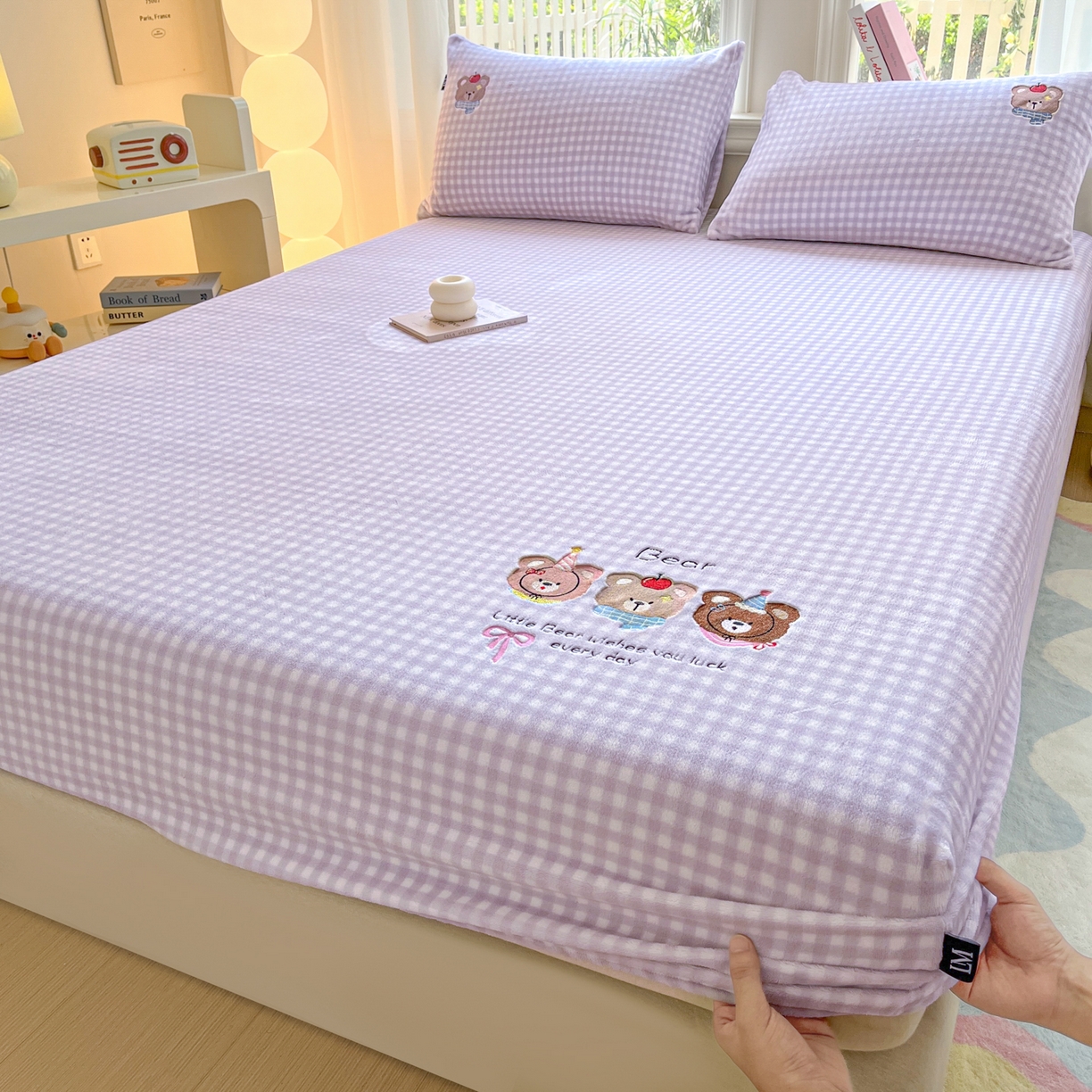 91家纺网 家纺一手货源 找家纺 乐美家纺 2025新款A类高克重刺绣牛奶绒床笠三件套 熊熊派对