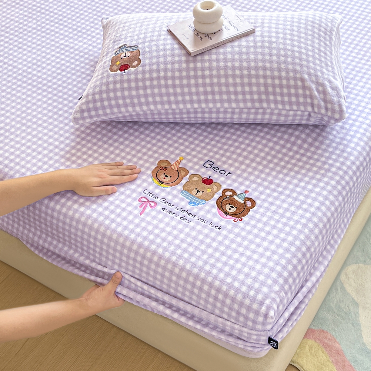 91家纺网 家纺一手货源 找家纺 乐美家纺 2025新款A类高克重刺绣牛奶绒床笠三件套 熊熊派对