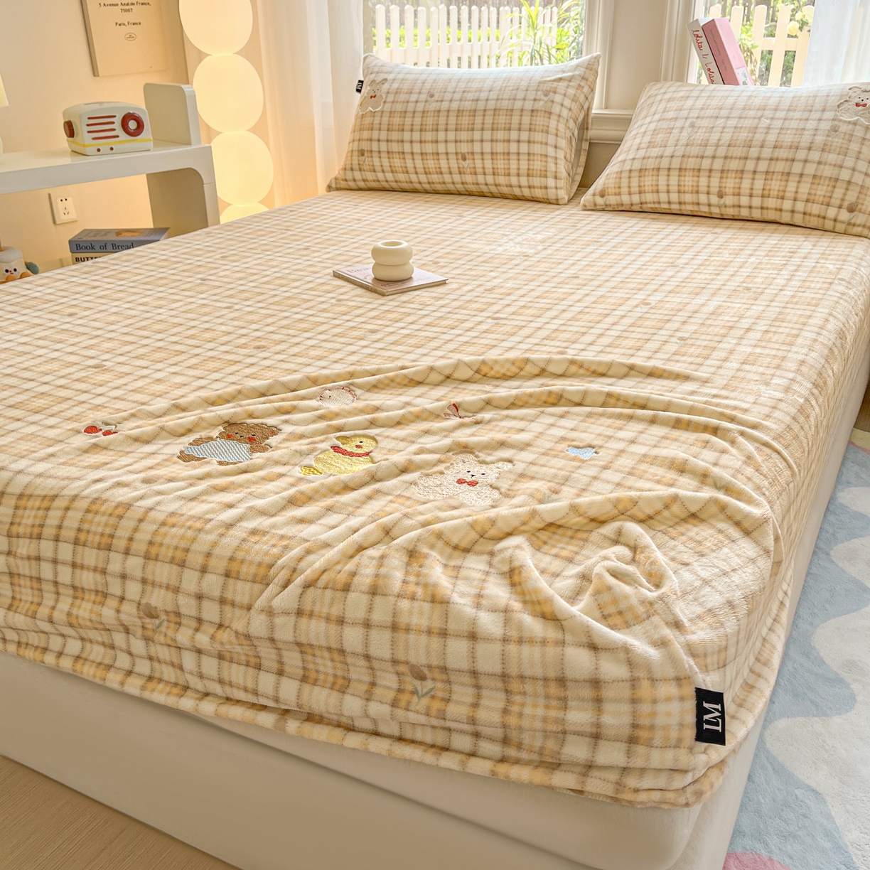 91家纺网 家纺一手货源 找家纺 乐美家纺 2025新款A类高克重刺绣牛奶绒床笠三件套 森林乐队