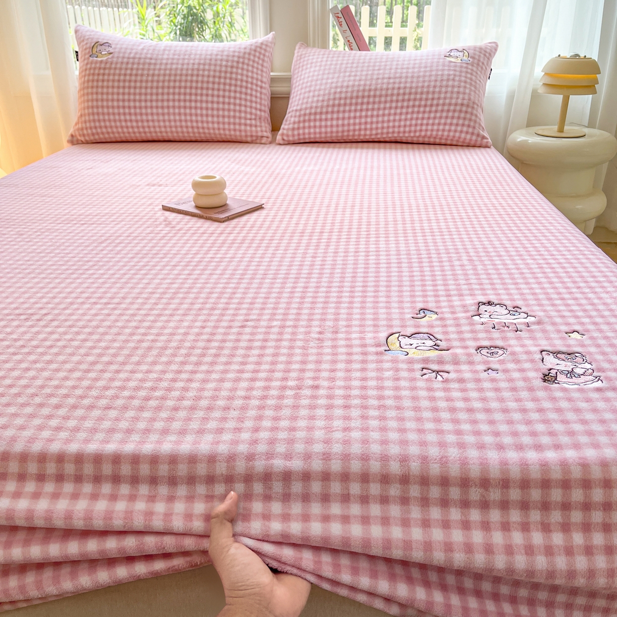 91家纺网 家纺一手货源 找家纺 乐美家纺 2025新款A类高克重刺绣牛奶绒床笠三件套 萝莉猫