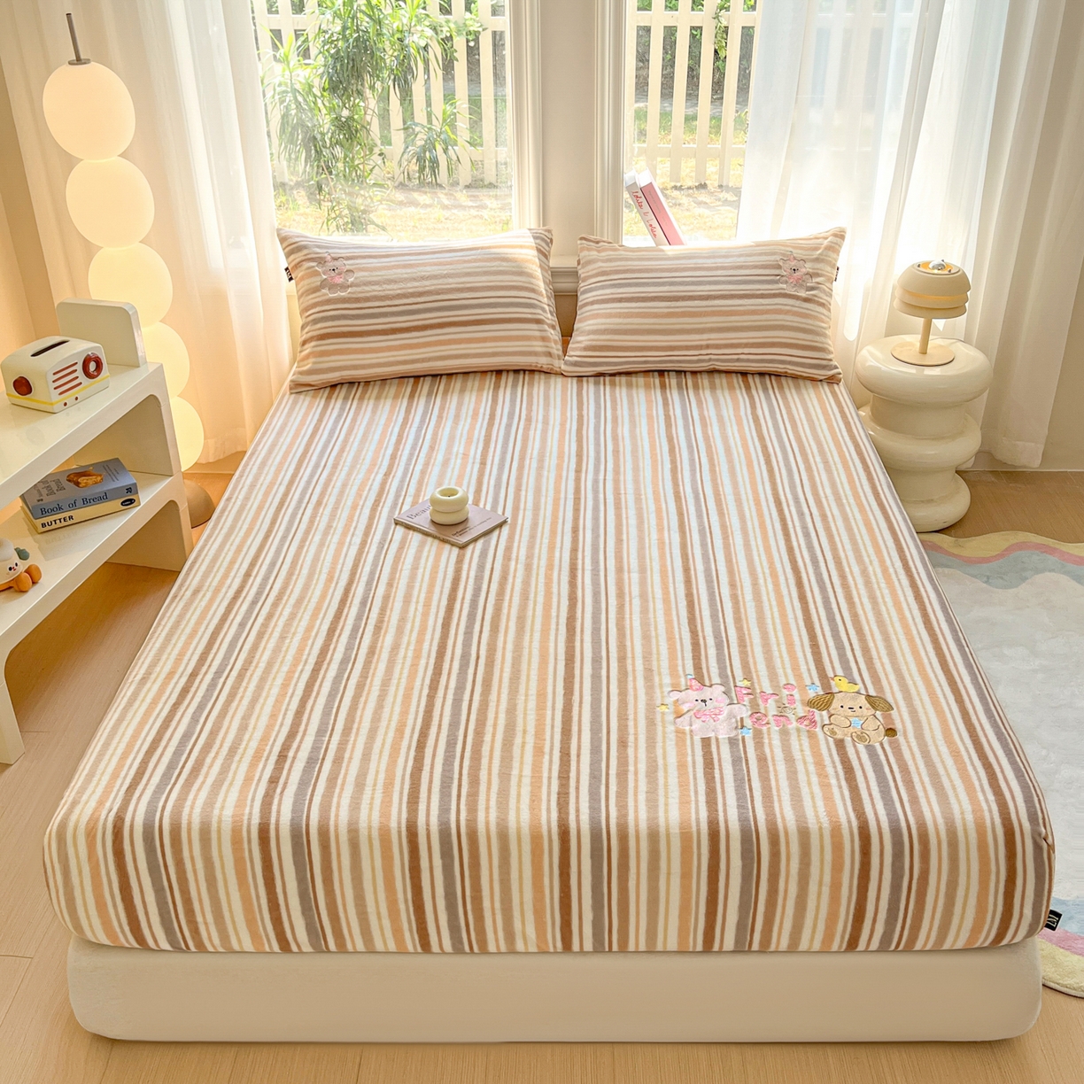 91家纺网 家纺一手货源 找家纺 乐美家纺 2025新款A类高克重刺绣牛奶绒床笠三件套 小熊奶盖