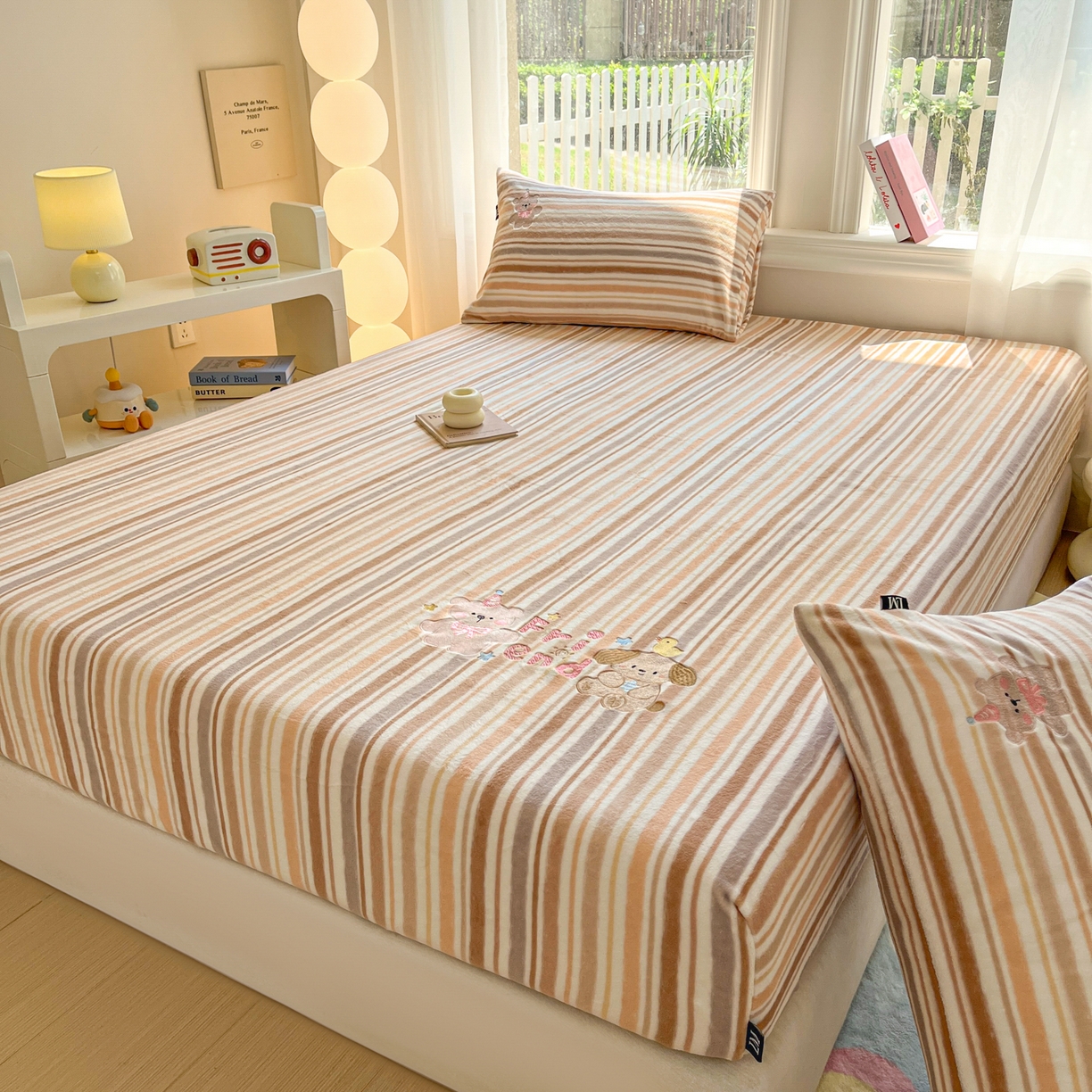 91家纺网 家纺一手货源 找家纺 乐美家纺 2025新款A类高克重刺绣牛奶绒床笠三件套 小熊奶盖