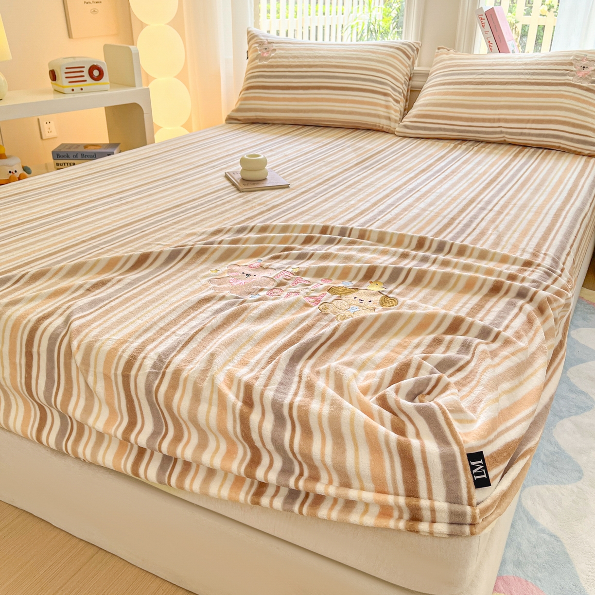 91家纺网 家纺一手货源 找家纺 乐美家纺 2025新款A类高克重刺绣牛奶绒床笠三件套 小熊奶盖