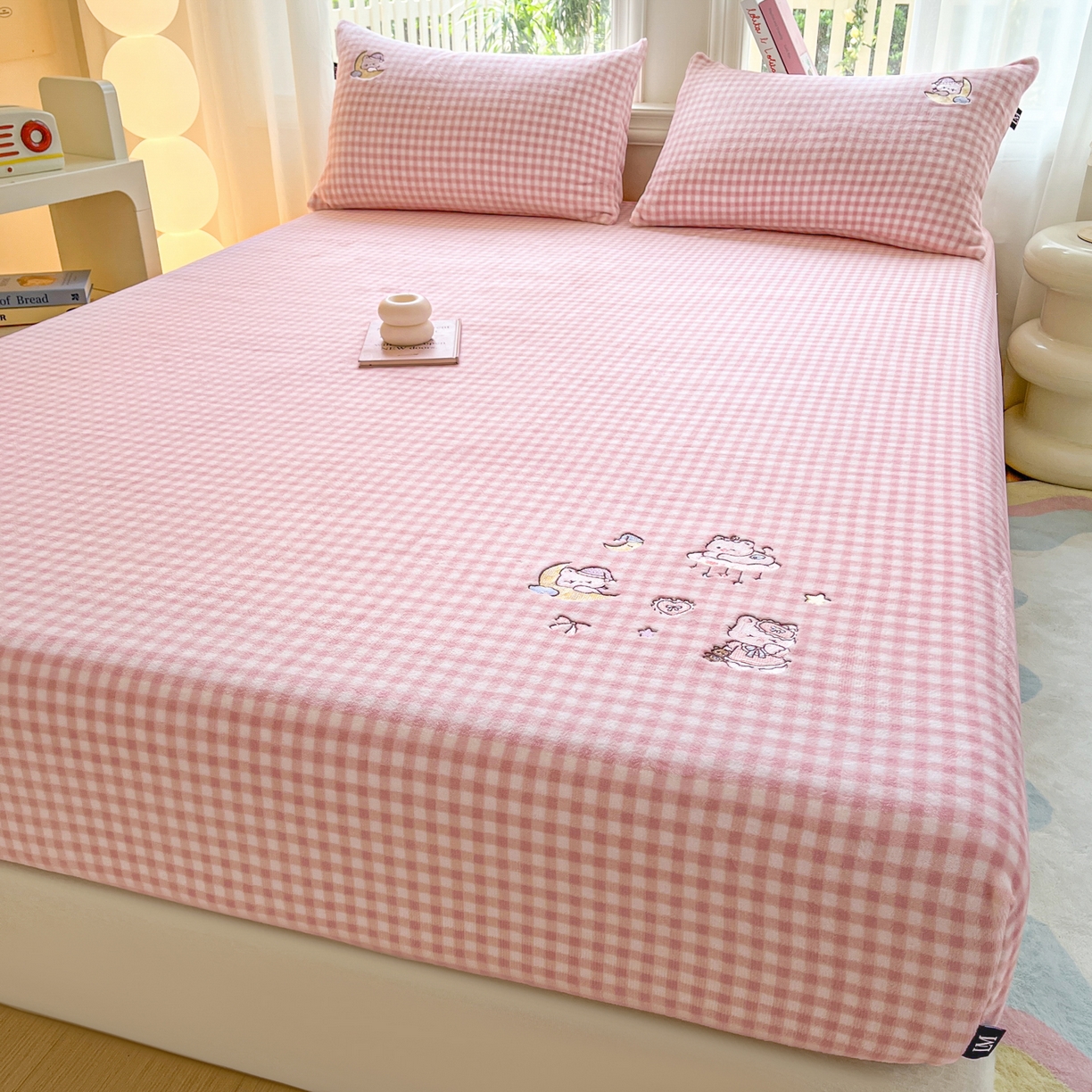 91家纺网 家纺一手货源 找家纺 乐美家纺 2025新款A类高克重刺绣牛奶绒床笠三件套 萝莉猫