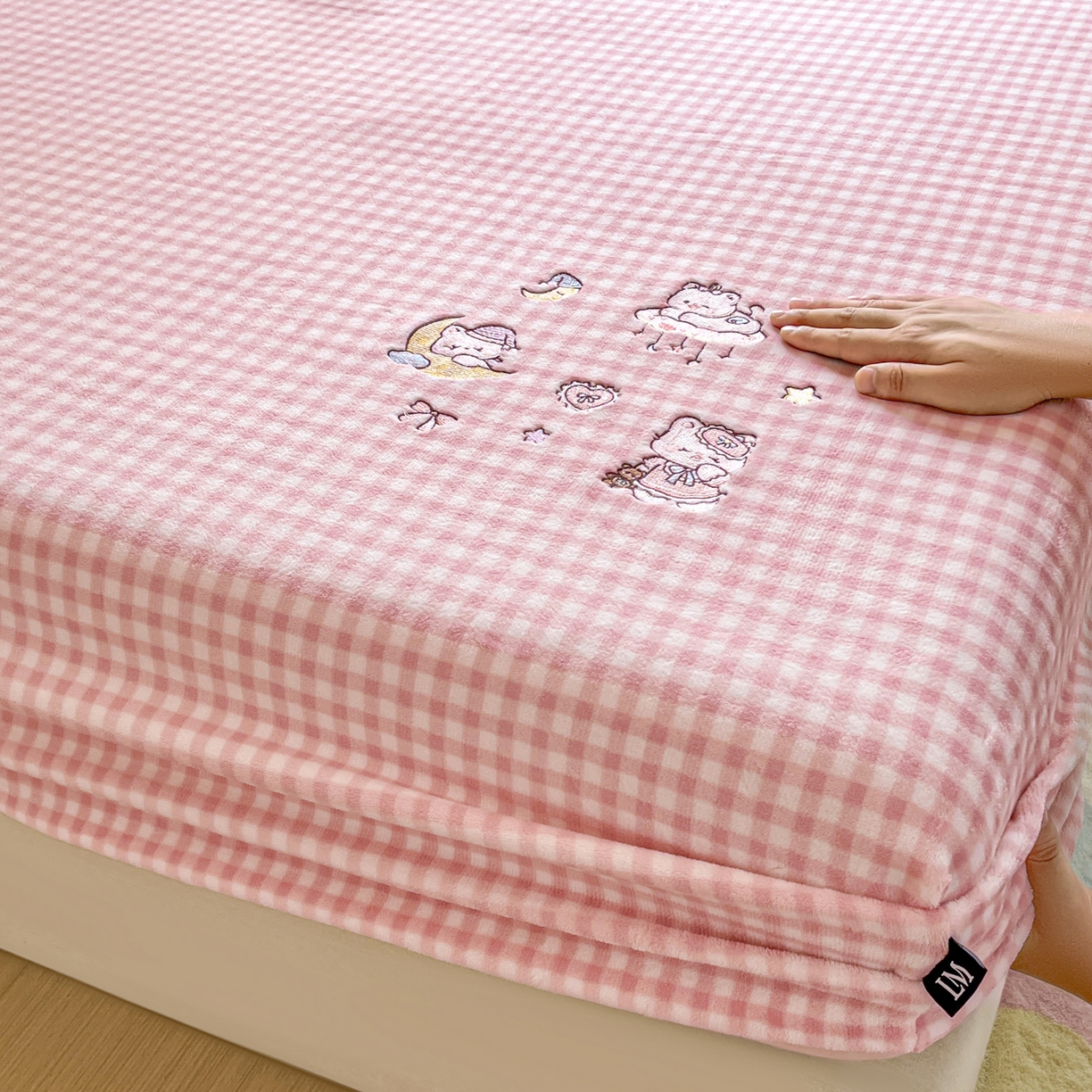 91家纺网 家纺一手货源 找家纺 乐美家纺 2025新款A类高克重刺绣牛奶绒床笠三件套 萝莉猫