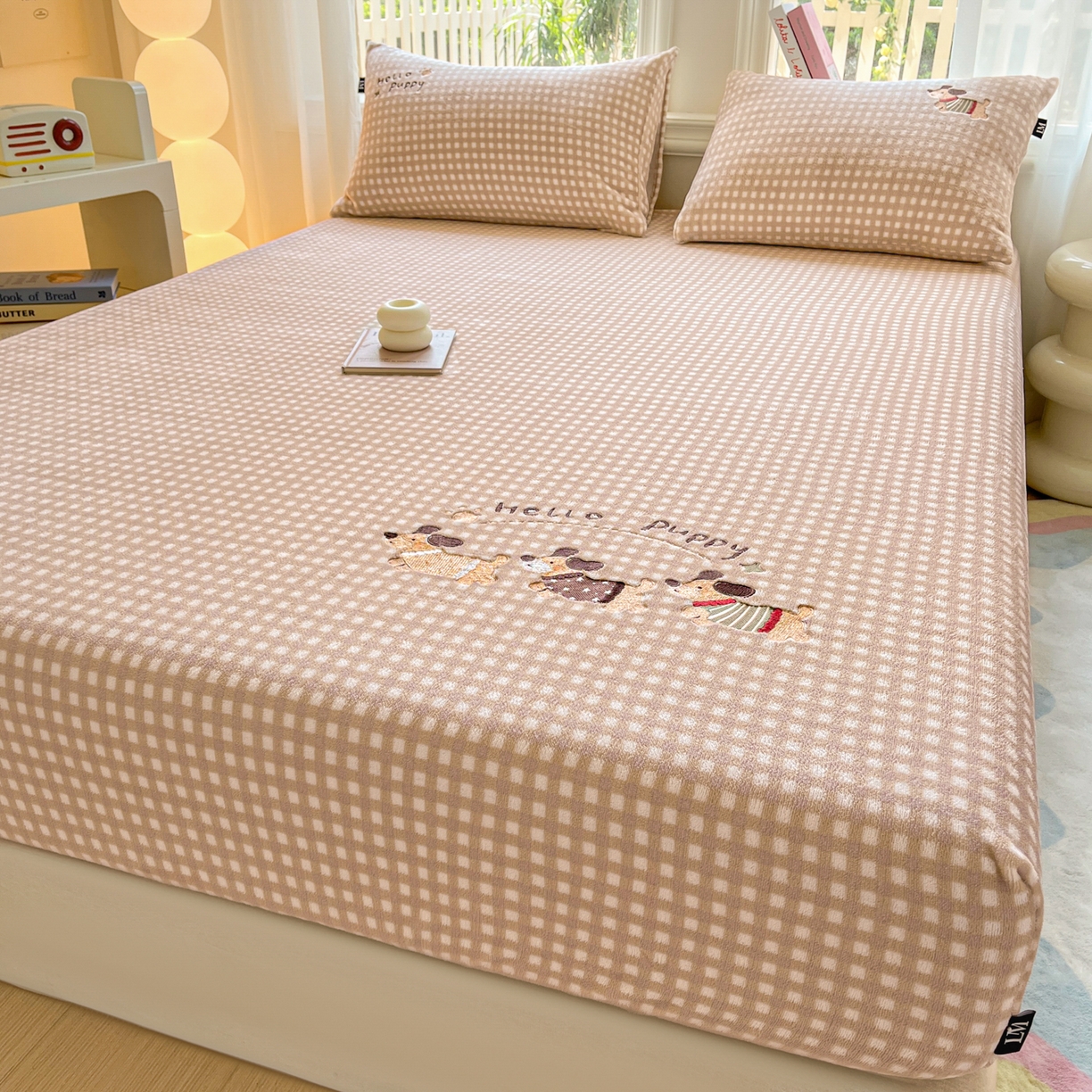 91家纺网 家纺一手货源 找家纺 （总）乐美家纺 2025新款A类高克重刺绣牛奶绒床笠三件套