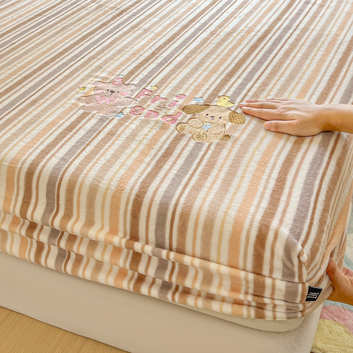 91家纺网 家纺一手货源 找家纺 乐美家纺 2025新款A类高克重刺绣牛奶绒床笠三件套 小熊奶盖