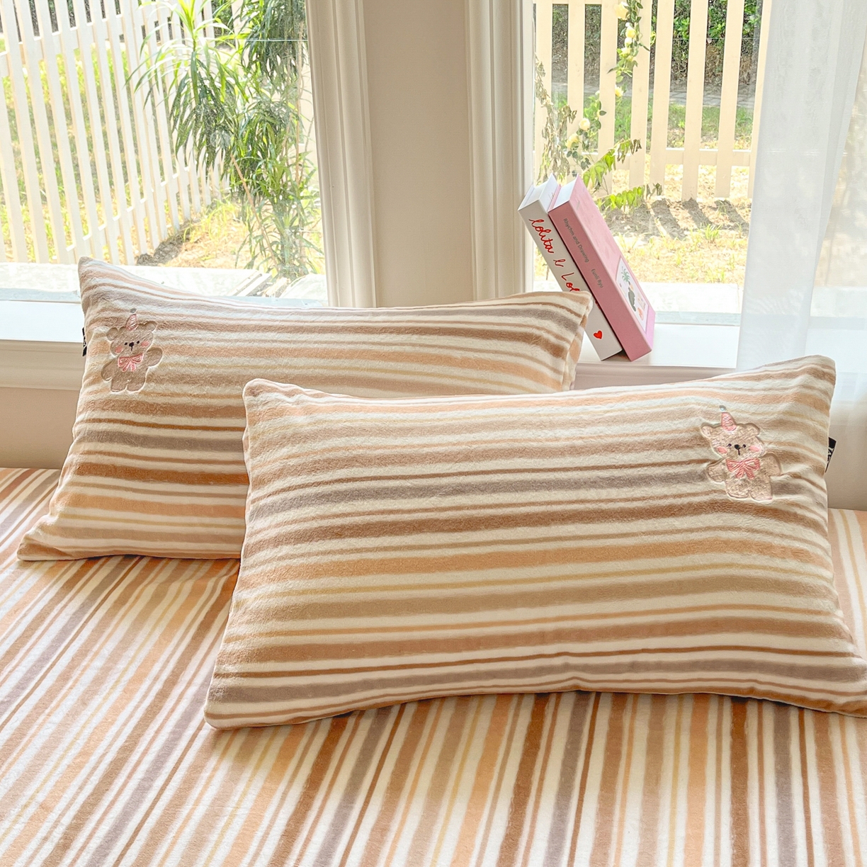 91家纺网 家纺一手货源 找家纺 乐美家纺 2025新款A类高克重刺绣牛奶绒床笠三件套 小熊奶盖