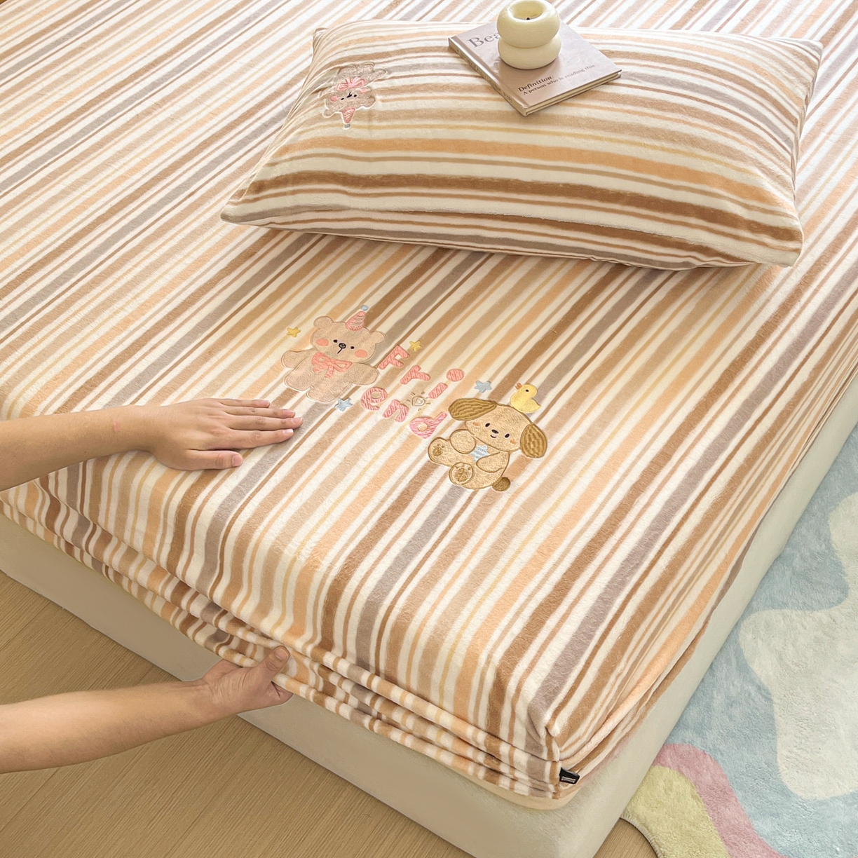 91家纺网 家纺一手货源 找家纺 乐美家纺 2025新款A类高克重刺绣牛奶绒床笠三件套 小熊奶盖