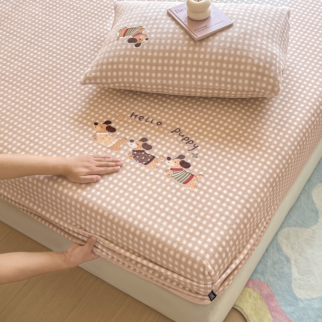 91家纺网 家纺一手货源 找家纺 乐美家纺 2025新款A类高克重刺绣牛奶绒床笠三件套 好朋狗