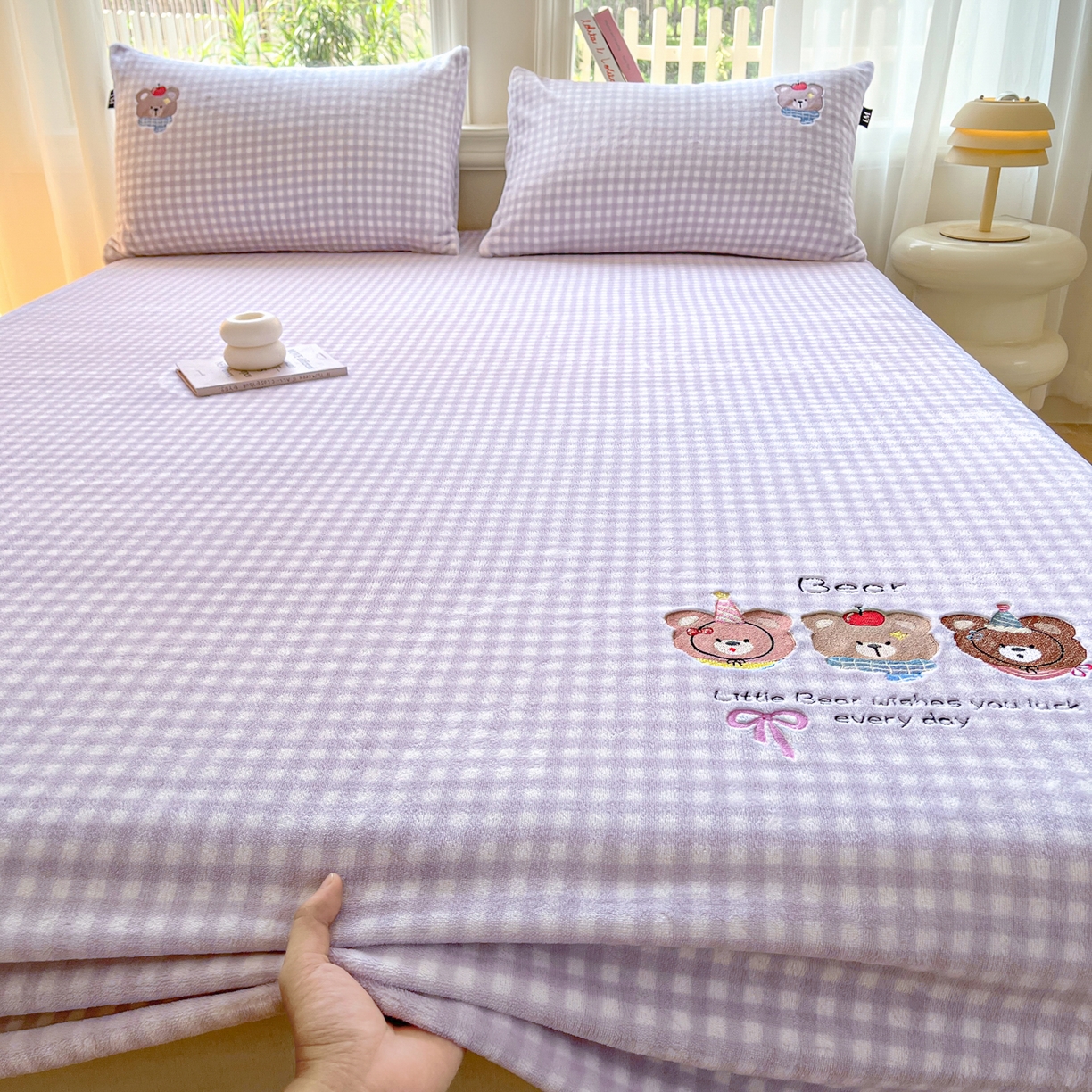 91家纺网 家纺一手货源 找家纺 乐美家纺 2025新款A类高克重刺绣牛奶绒床笠三件套 熊熊派对