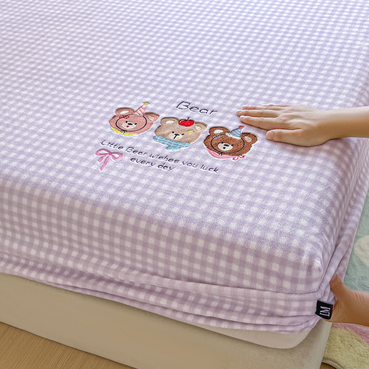 91家纺网 家纺一手货源 找家纺 乐美家纺 2025新款A类高克重刺绣牛奶绒床笠三件套 熊熊派对