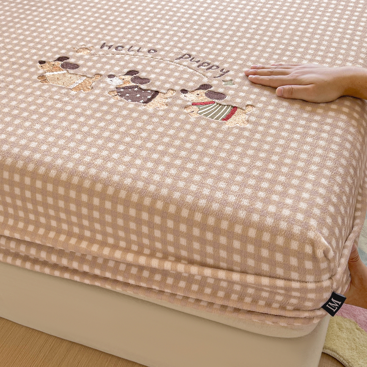 91家纺网 家纺一手货源 找家纺 乐美家纺 2025新款A类高克重刺绣牛奶绒床笠三件套 好朋狗