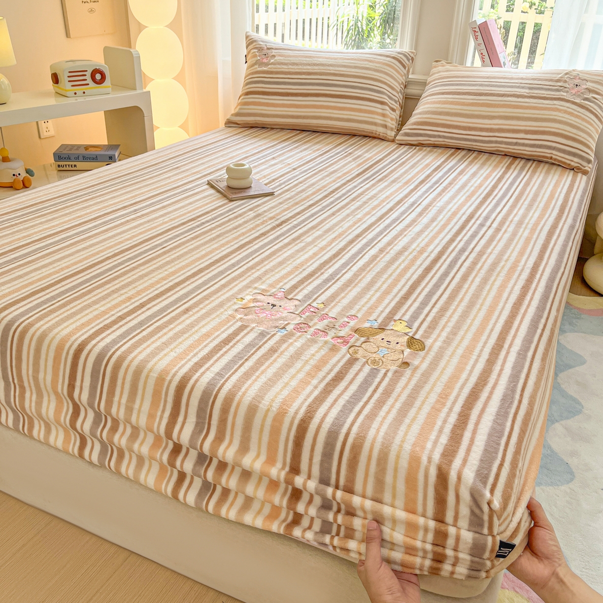 91家纺网 家纺一手货源 找家纺 乐美家纺 2025新款A类高克重刺绣牛奶绒床笠三件套 小熊奶盖