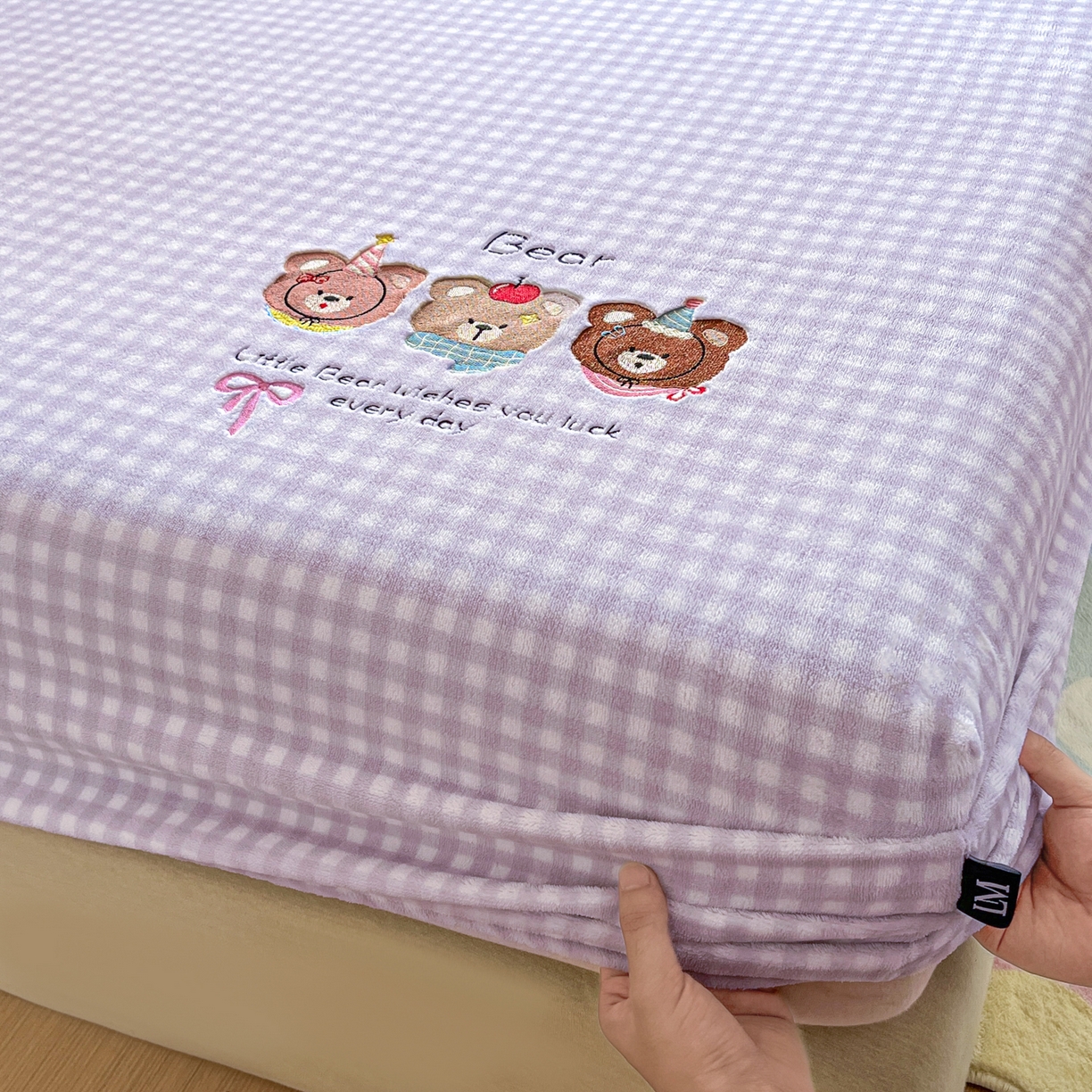 91家纺网 家纺一手货源 找家纺 乐美家纺 2025新款A类高克重刺绣牛奶绒床笠三件套 熊熊派对