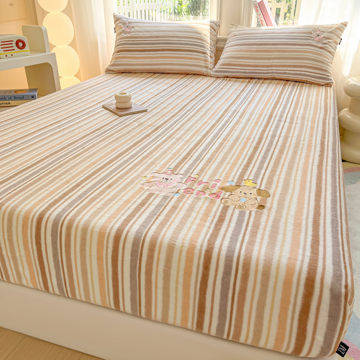 91家纺网 家纺一手货源 找家纺 乐美家纺 2025新款A类高克重刺绣牛奶绒床笠三件套 小熊奶盖