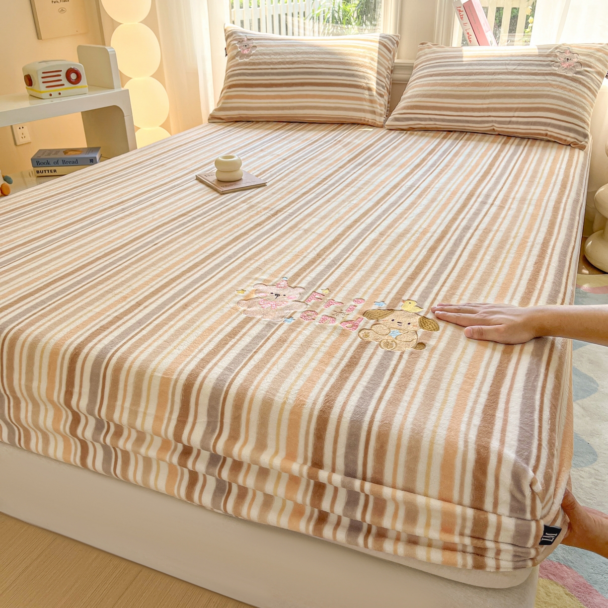 乐美家纺 2025新款A类高克重刺绣牛奶绒床笠三件套 小熊奶盖