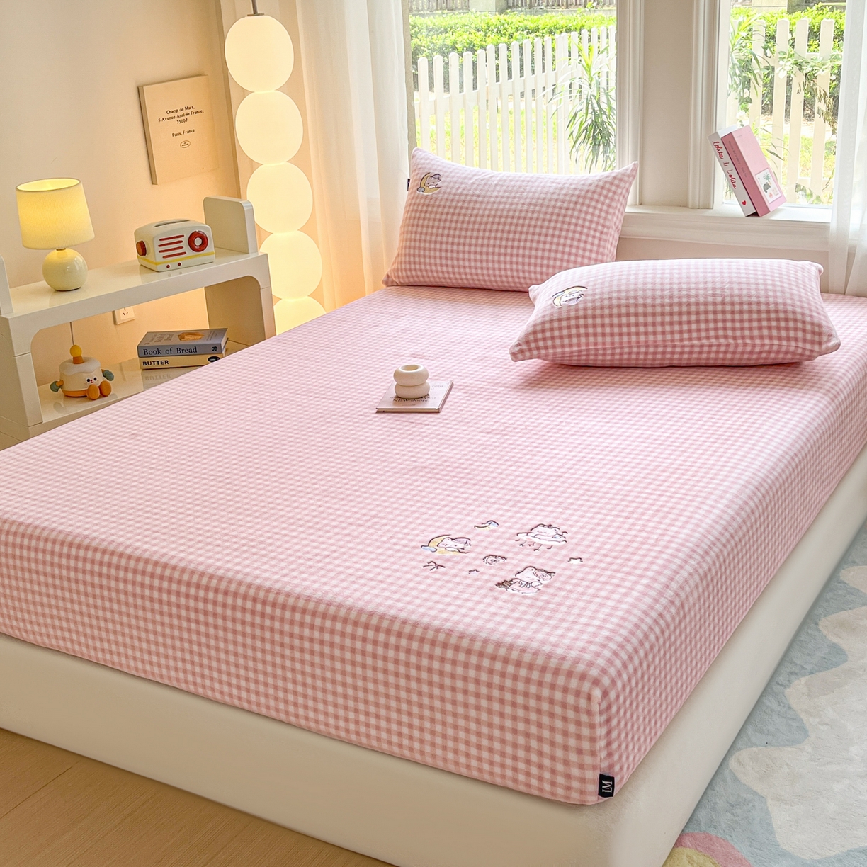 91家纺网 家纺一手货源 找家纺 乐美家纺 2025新款A类高克重刺绣牛奶绒床笠三件套 萝莉猫