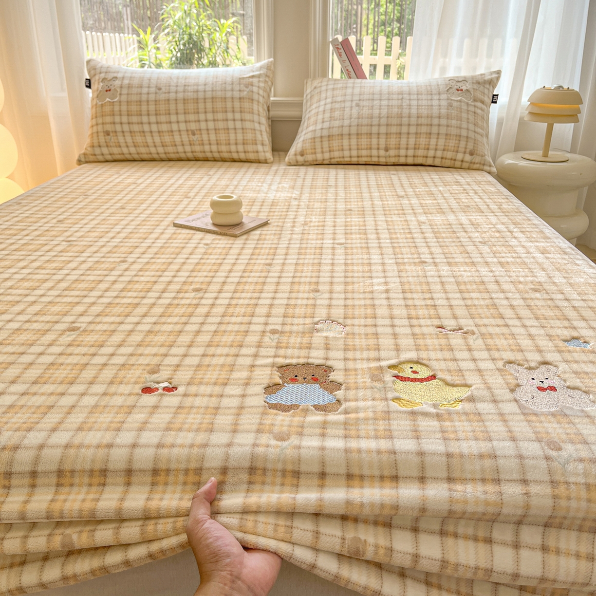 91家纺网 家纺一手货源 找家纺 乐美家纺 2025新款A类高克重刺绣牛奶绒床笠三件套 森林乐队