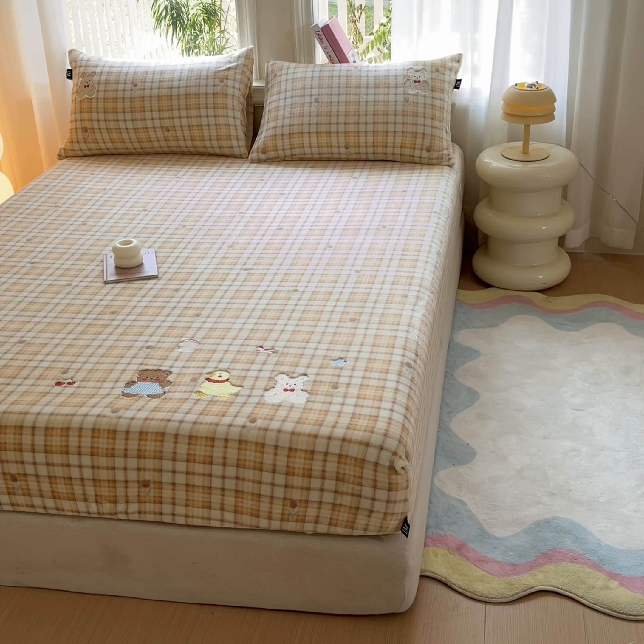 91家纺网 家纺一手货源 找家纺 乐美家纺 2025新款A类高克重刺绣牛奶绒床笠三件套 森林乐队