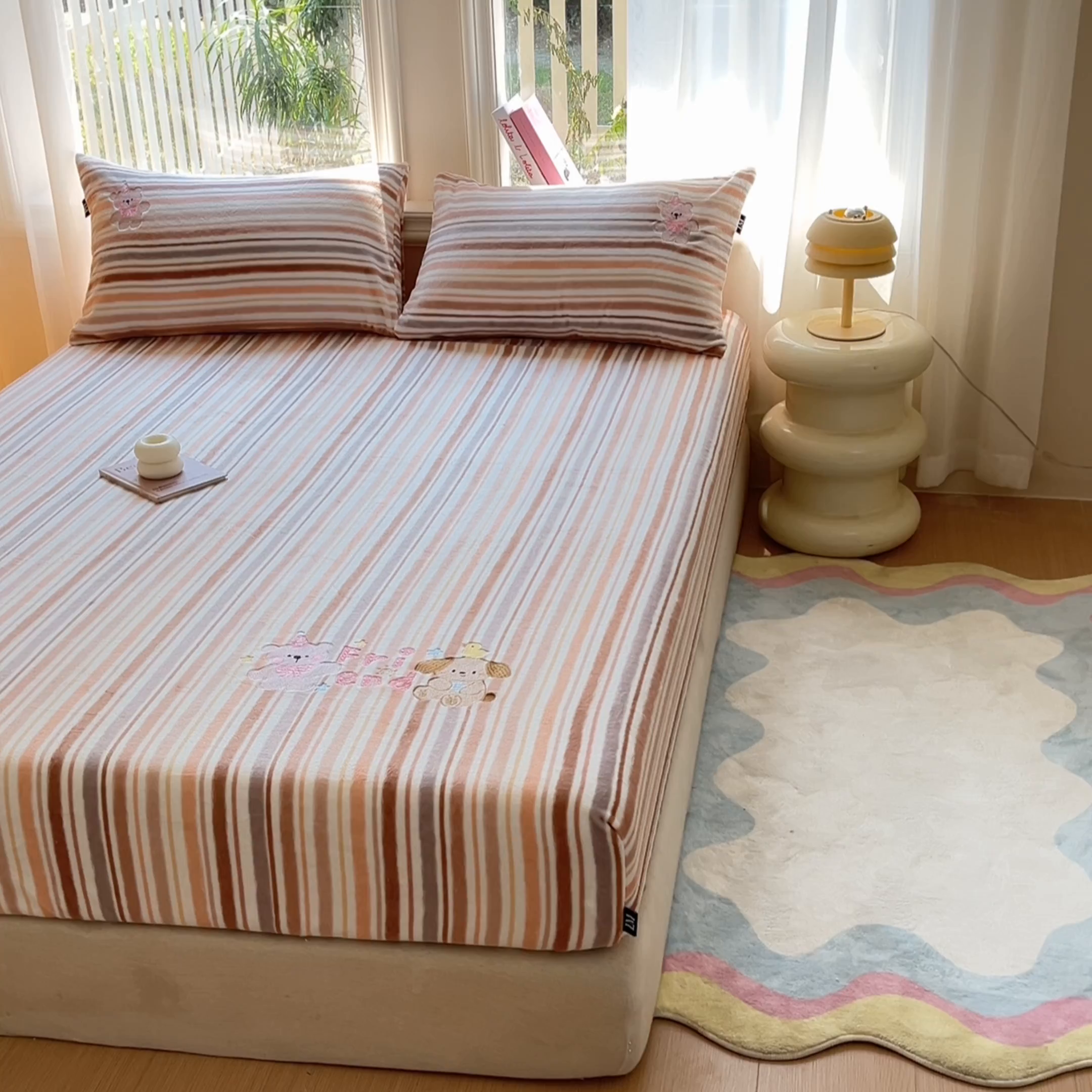 91家纺网 家纺一手货源 找家纺 乐美家纺 2025新款A类高克重刺绣牛奶绒床笠三件套 小熊奶盖