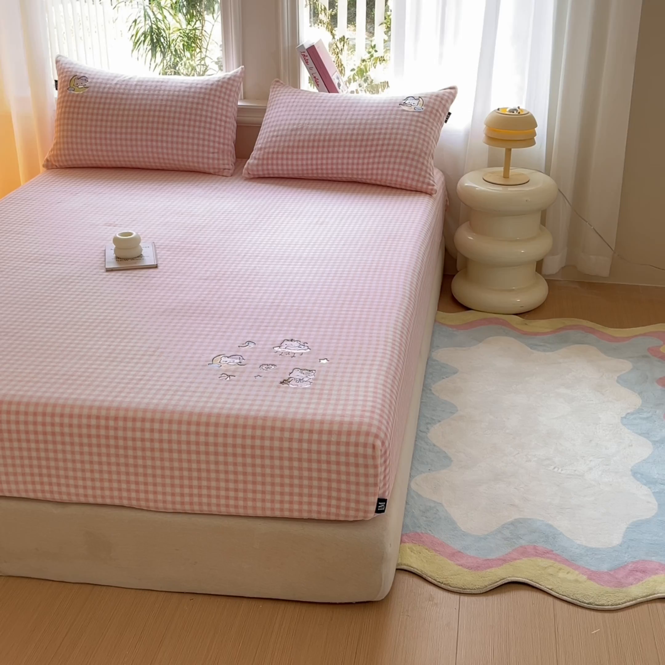 91家纺网 家纺一手货源 找家纺 乐美家纺 2025新款A类高克重刺绣牛奶绒床笠三件套 萝莉猫