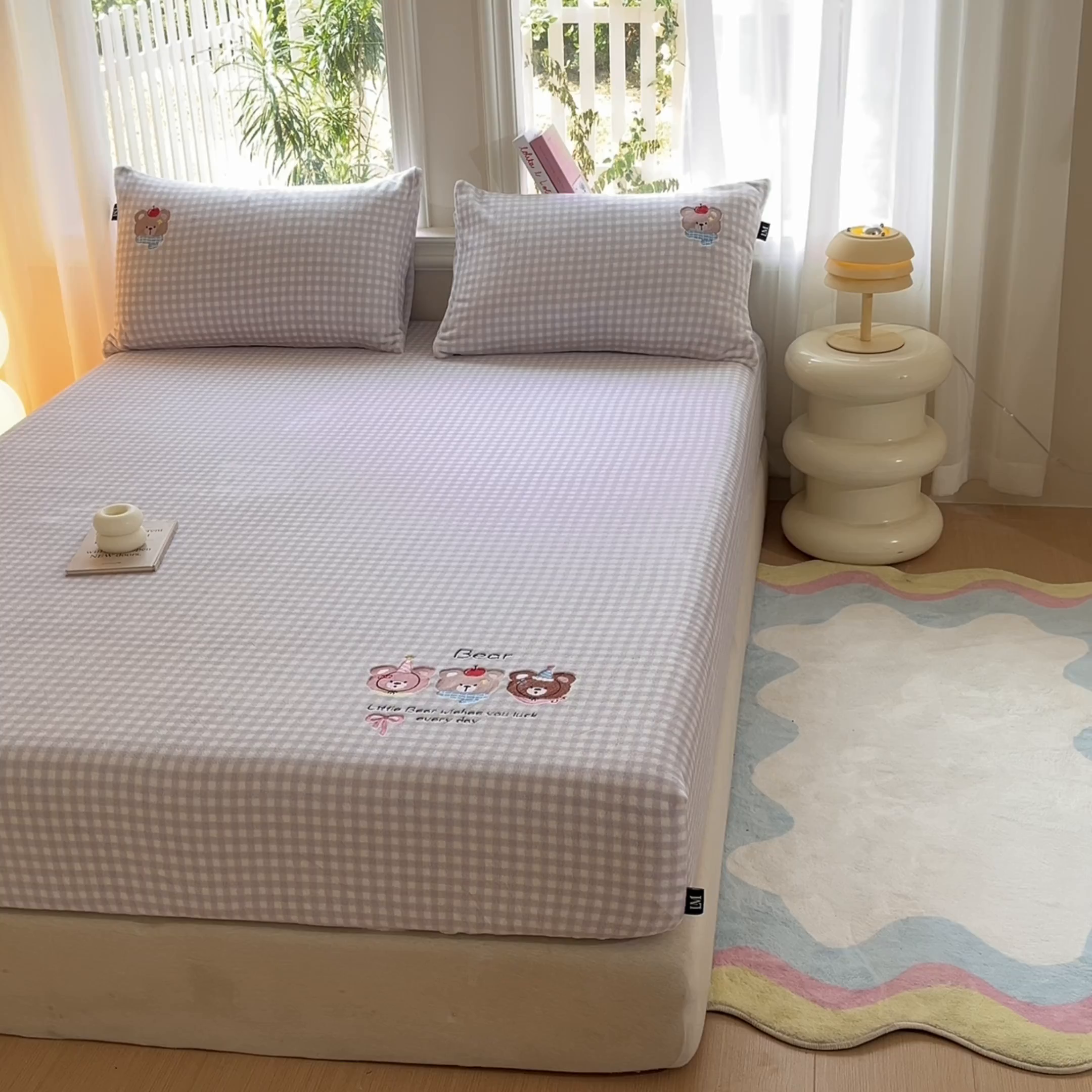 91家纺网 家纺一手货源 找家纺 乐美家纺 2025新款A类高克重刺绣牛奶绒床笠三件套 熊熊派对