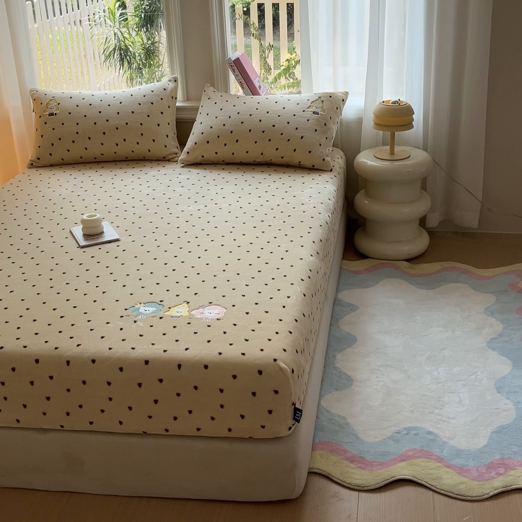 91家纺网 家纺一手货源 找家纺 乐美家纺 2025新款A类高克重刺绣牛奶绒床笠三件套 萌宠派对