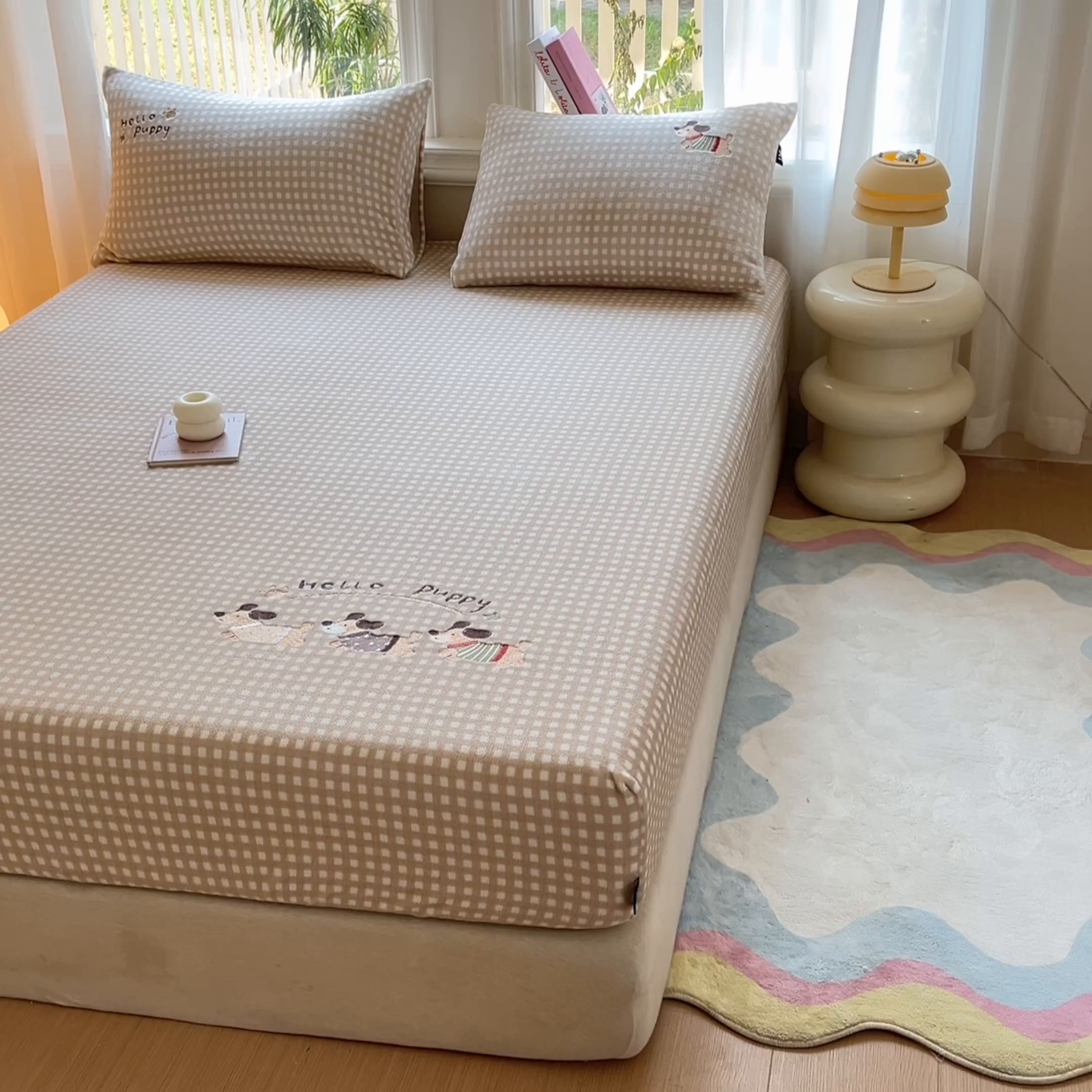 91家纺网 家纺一手货源 找家纺 乐美家纺 2025新款A类高克重刺绣牛奶绒床笠三件套 好朋狗