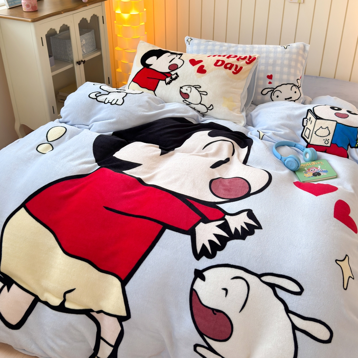 91家纺网 家纺一手货源 找家纺 一霖家纺 2025新款大版卡通牛奶绒四件套 俏皮小新-蓝