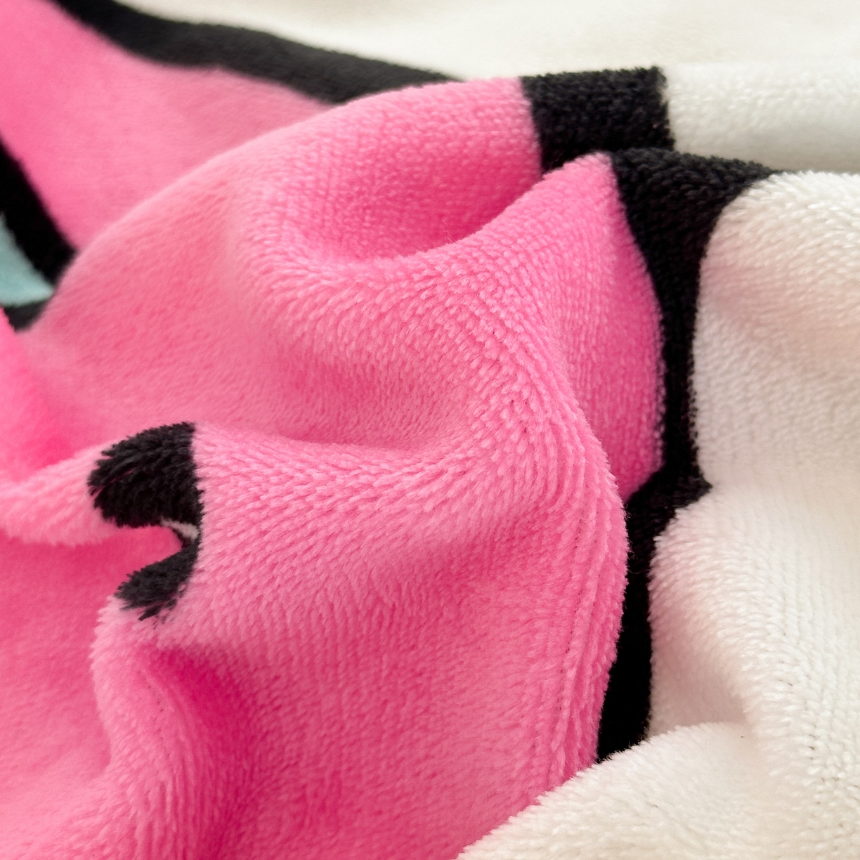 91家纺网 家纺一手货源 找家纺 一霖家纺 2025新款大版卡通牛奶绒四件套 甜心猫咪