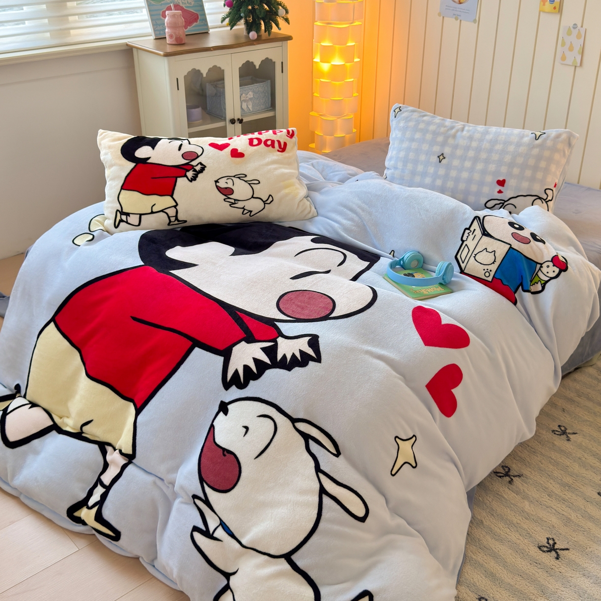 91家纺网 家纺一手货源 找家纺 一霖家纺 2025新款大版卡通牛奶绒四件套 俏皮小新-蓝