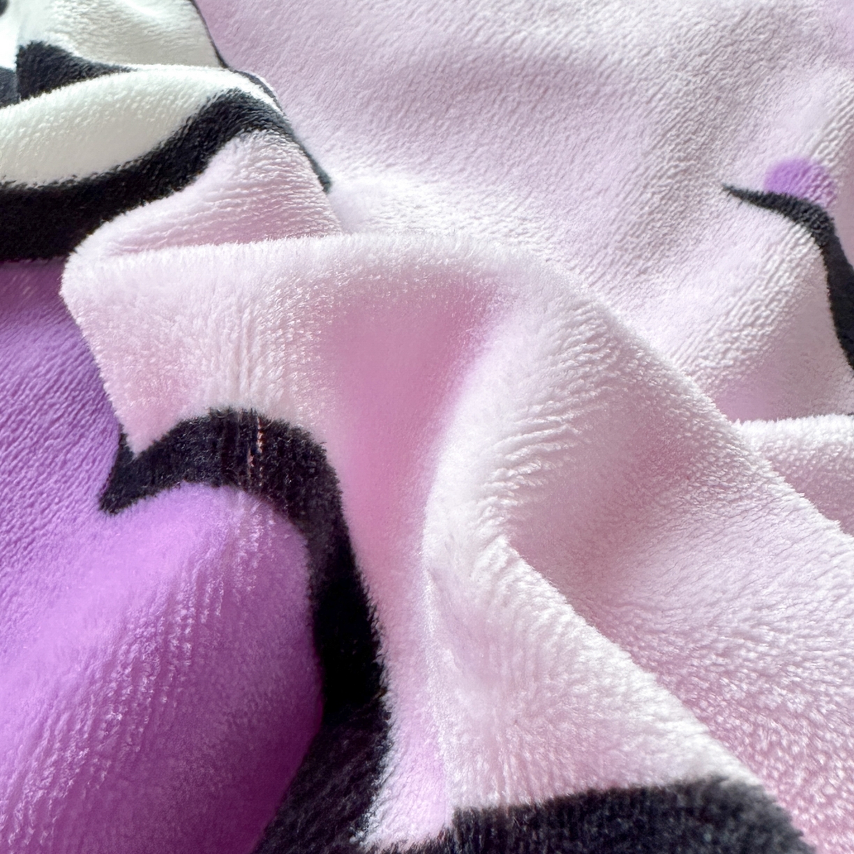 91家纺网 家纺一手货源 找家纺 一霖家纺 2025新款大版卡通牛奶绒四件套 搞怪新新紫