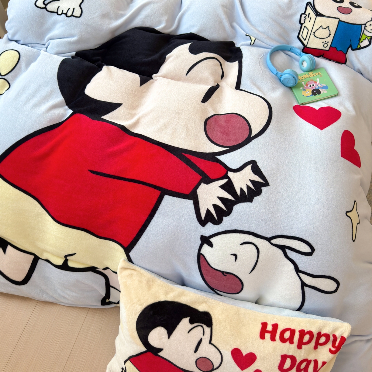 91家纺网 家纺一手货源 找家纺 一霖家纺 2025新款大版卡通牛奶绒四件套 俏皮小新-蓝